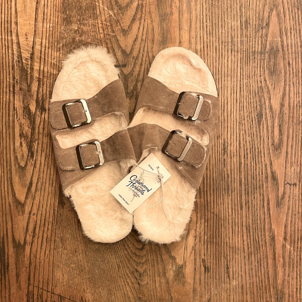Fur-lined women’s sandals size 7